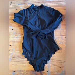 Black ribbed UPf long sleeve swim scalloped edges Large